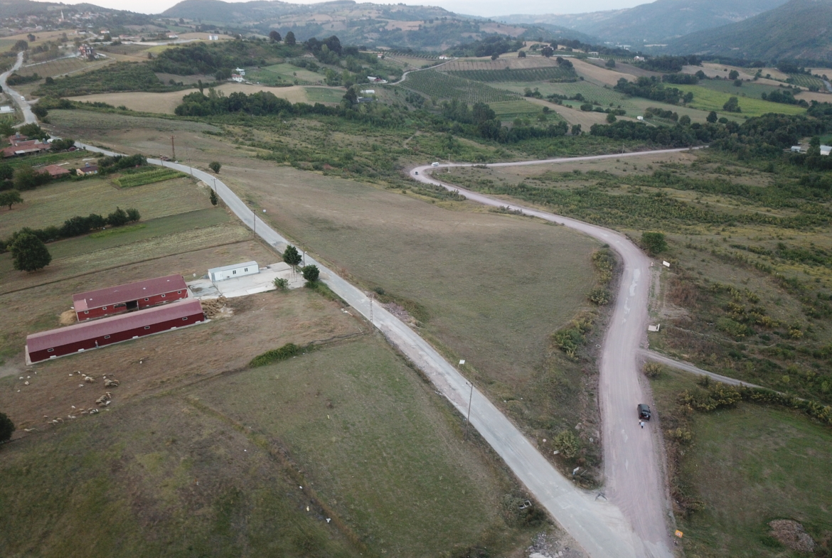 Yalova Çiftlikköy İlyasköy'de satılık 32 dönüm müstakil arsa, asfalt yol cepheli